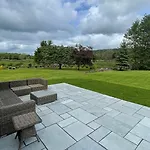 Сasa de vacaciones Grove House